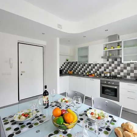 Apartment Sleeps 5 Pool Air Con